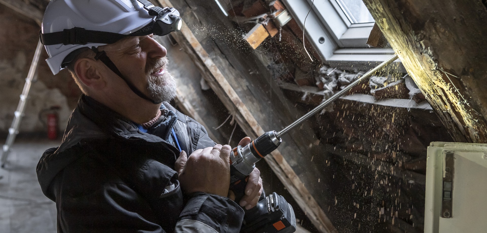 Entnahme einer Holzprobe am Objekt mit einem Hohlbohrer