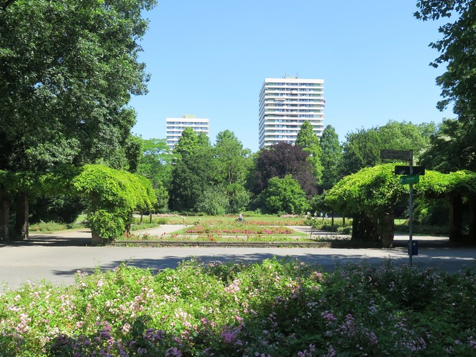 Blick über die Zeppelinallee und die Pergola auf den Rosengarten (vergrößerte Bildansicht wird geöffnet)