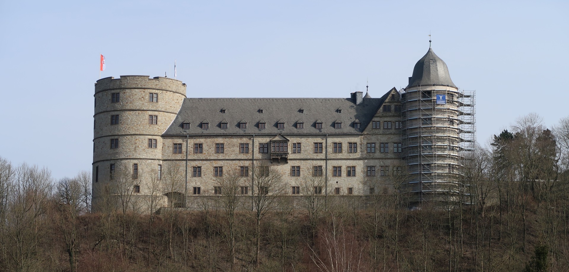 Die Wewelsburg mit eingerüstetem Südwestturm im März 2018