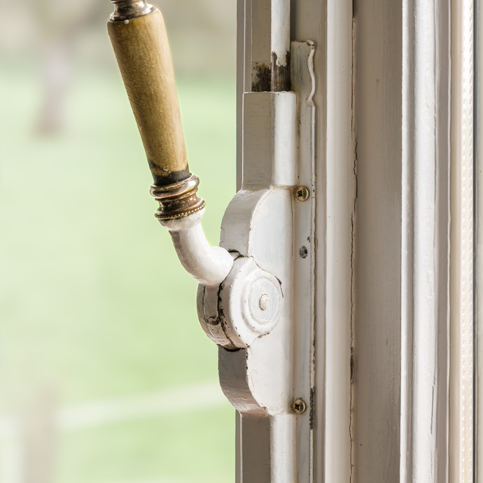 Bauzeitliche Fensterhebel aus Gusseisen (vergrößerte Bildansicht wird geöffnet)