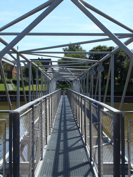 Steg über dem ehemaligen Klärbecken