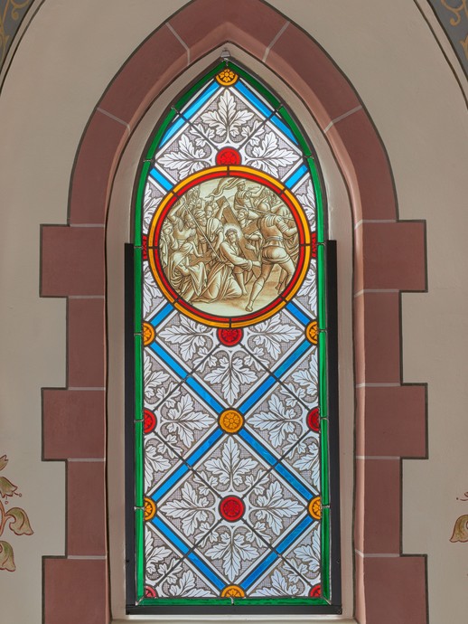 Kapellenfenster mit Kreuztragung Christi nach der Restaurierung 2018 (vergrößerte Bildansicht wird geöffnet)