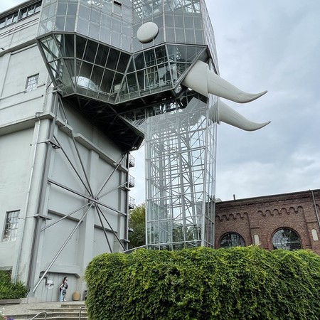 Der postmoderne Glaselefant