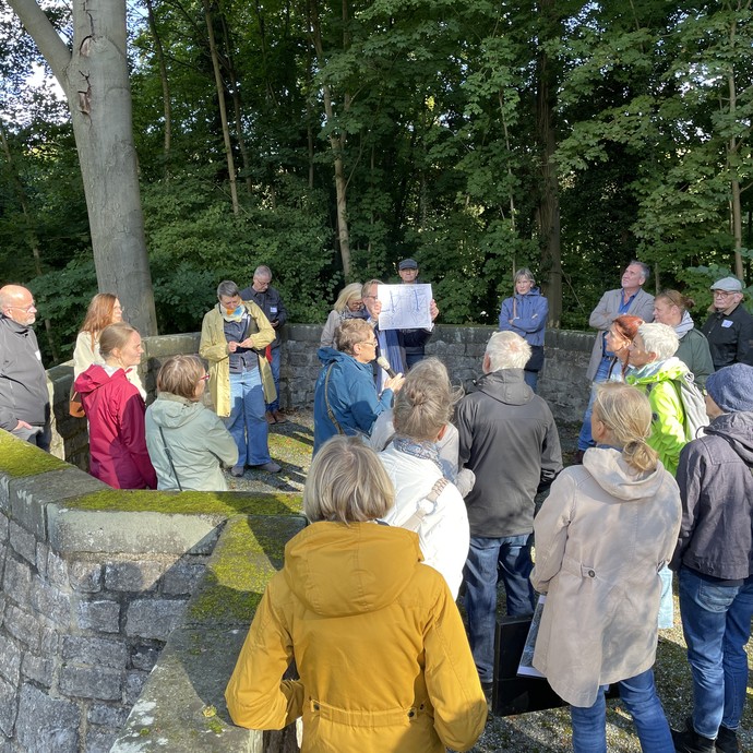 Menschengruppe auf steinerner Bastion (vergrößerte Bildansicht wird geöffnet)