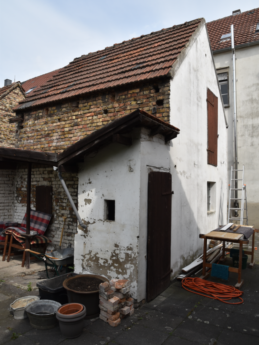 Die Rückfront des Hauses Bökenförder Straße 134 mit Stall und Außentoilette (vergrößerte Bildansicht wird geöffnet)