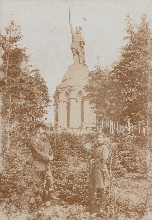 Kaiser Wilhelm II und Fürst Woldemar am Fuße des Denkmals vor Errichtung der heutigen Plattform