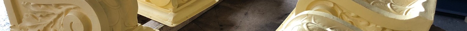 Die Konsolen des Traufgesimses aus Zinkblech nach der Restaurierung in der Werkstatt