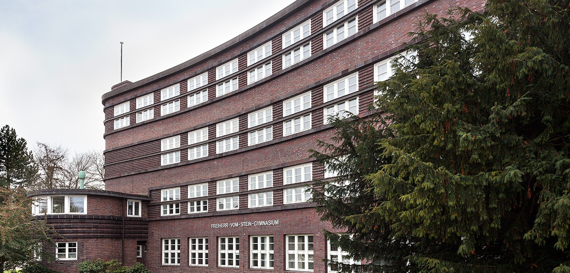 Detail der geschwungenen Fassade mit halbrundem Anbau