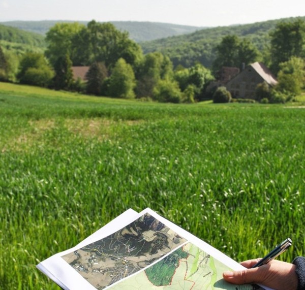 Mit dem Landschaftsplan vor Ort unterwegs