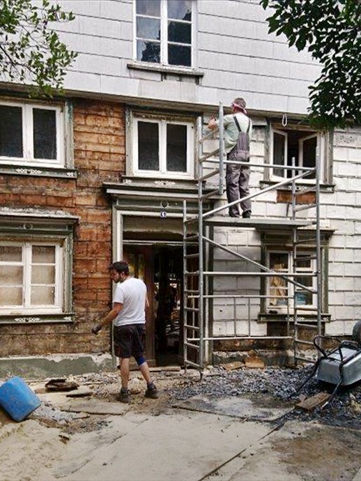 Giebelfassade mit Abnahme der Blechpaneele (vergrößerte Bildansicht wird geöffnet)