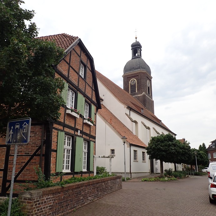 Die Vikarie und die St. Mauritiuskirche. (vergrößerte Bildansicht wird geöffnet)