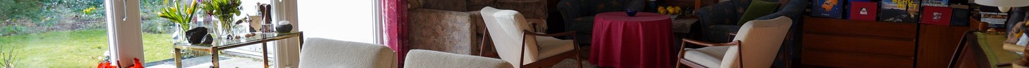 Blick in das Wohnzimmer. Bilder und Dekoration werden von Schienen abgehängt oder an die Plataloberfläche magnetisiert