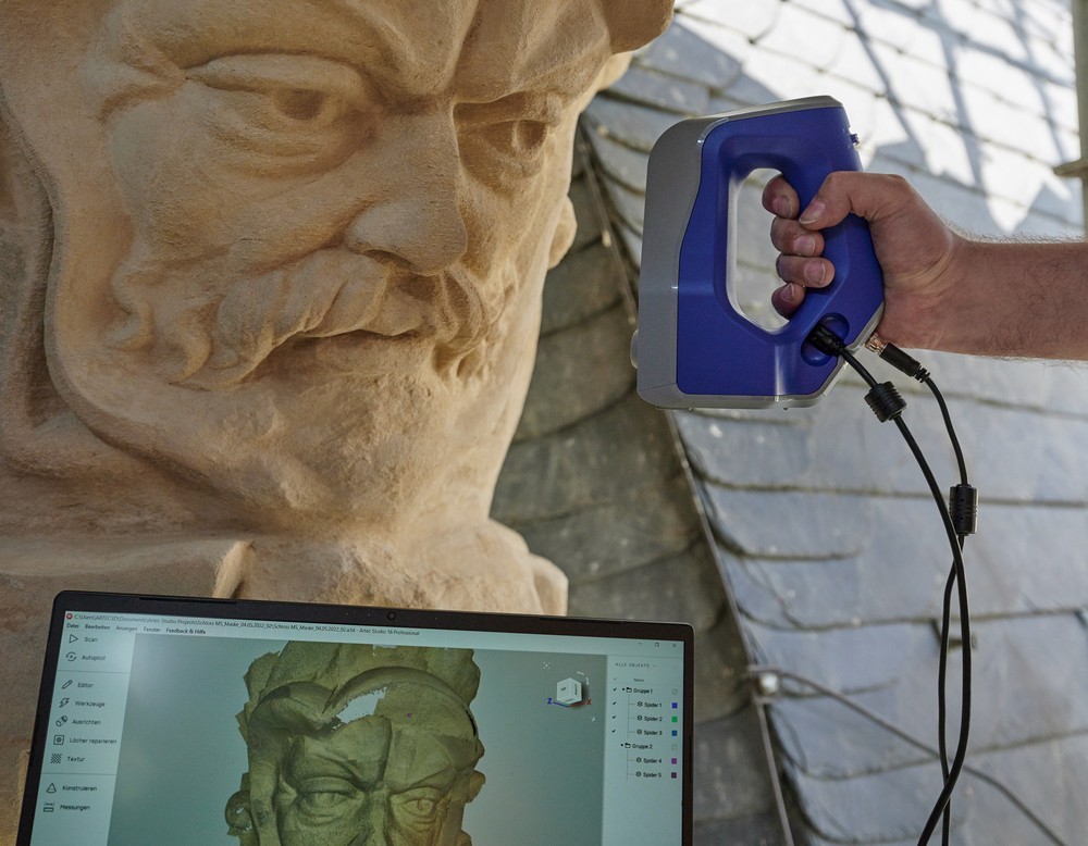 Mit dem 3d-Scanner wir eine Skulptur vermessen