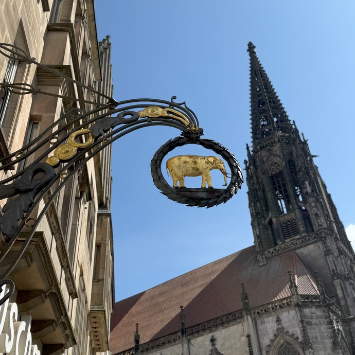 Nasenschild mit goldenem Elefanten (vergrößerte Bildansicht wird geöffnet)