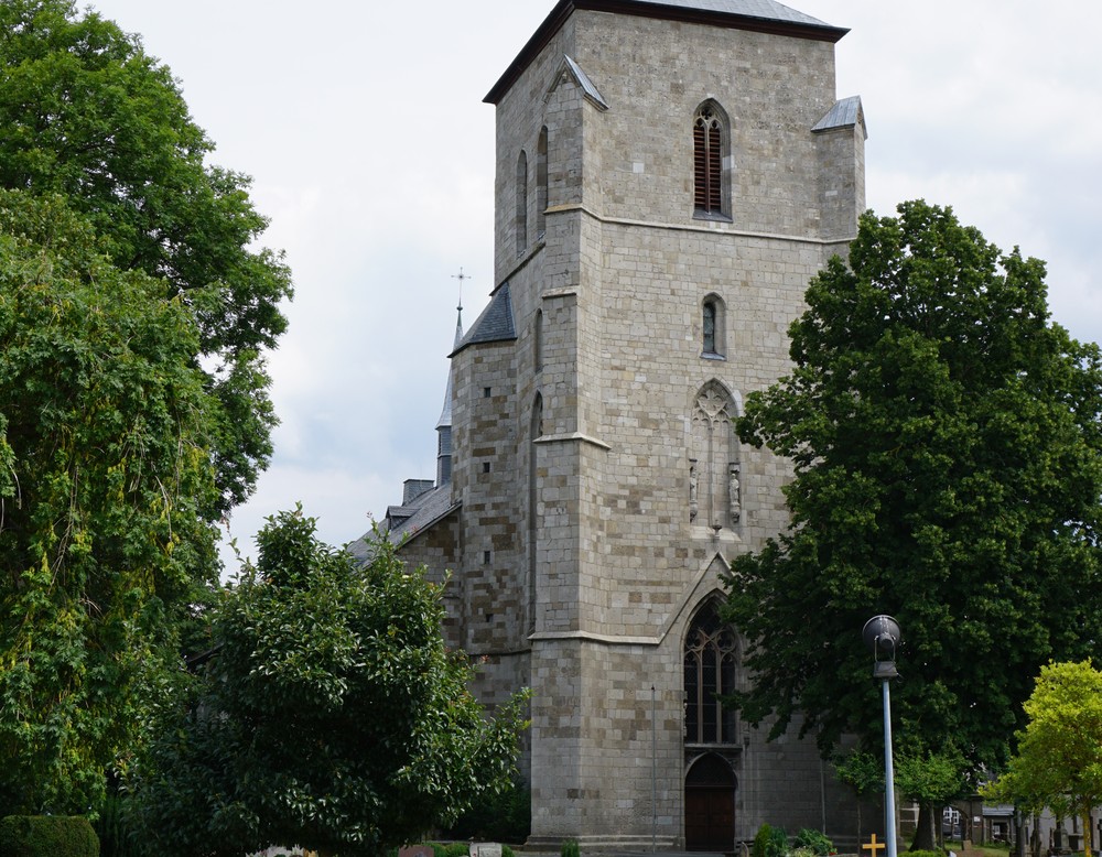 Blick auf die Westseite der Kirche nach der Sanierung im Jahr 2020