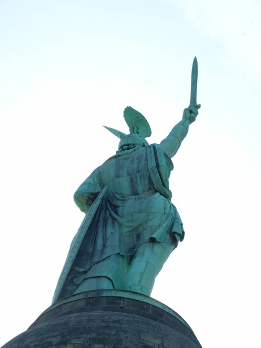 Ansicht des Hermannsdenkmals von hinten (vergrößerte Bildansicht wird geöffnet)