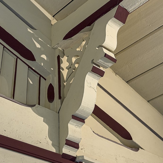 Innenraum Detail Holzverzierung (vergrößerte Bildansicht wird geöffnet)