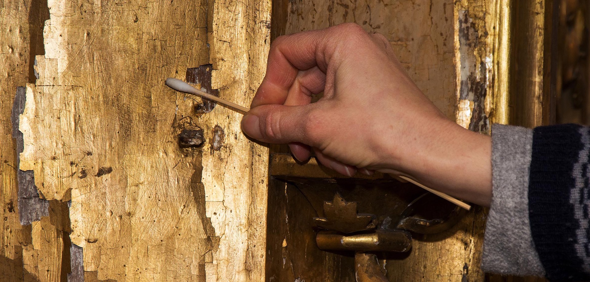 Die zeltförmig aufstehenden Fassungsschollen werden planiert und wieder am Holzträger befestigt, die Oberfläche gereinigt.