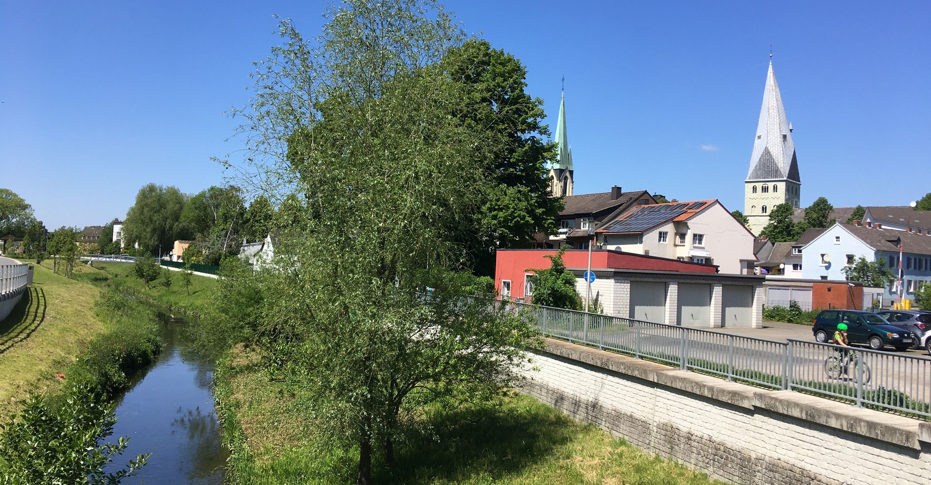 Kirchtürme der evangelischen Pauluskirche (rechts) und der katholischen Pfarrkirche zur Heiligen Familie (links)