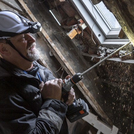 LWL-Bauforscher bei der Entnahme einer Holzprobe
