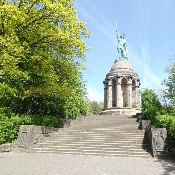 Blick von der „Bandelbank“ über die Treppe auf das Denkmal