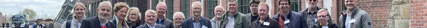 Gruppenbild vor Förderturm und Alter Verwaltung der Zeche Zollern