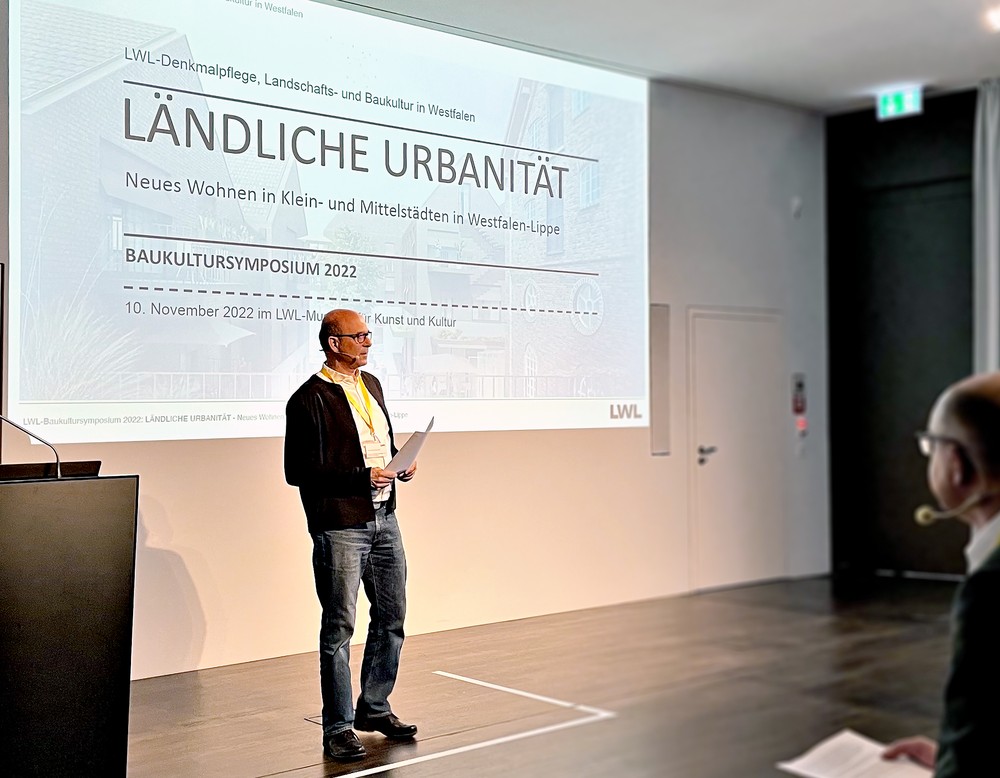 Teilnehmende des Symposium bei einer Abstimmung