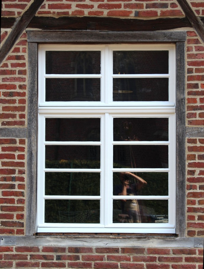 Ein Fenster noch ohne neue Fensterbank nach der Restaurierung
