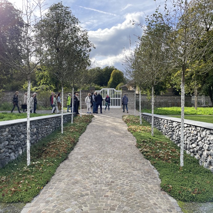 Besuchergruppe in Allee (vergrößerte Bildansicht wird geöffnet)