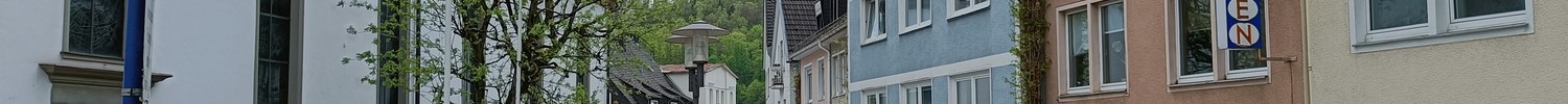 Löhrstraße: Links Marienkirche, rechts Wiederaufbau der 1950er Jahre mit den Arkaden, die eine verbreiterte Verkehrsfläche ermöglichten