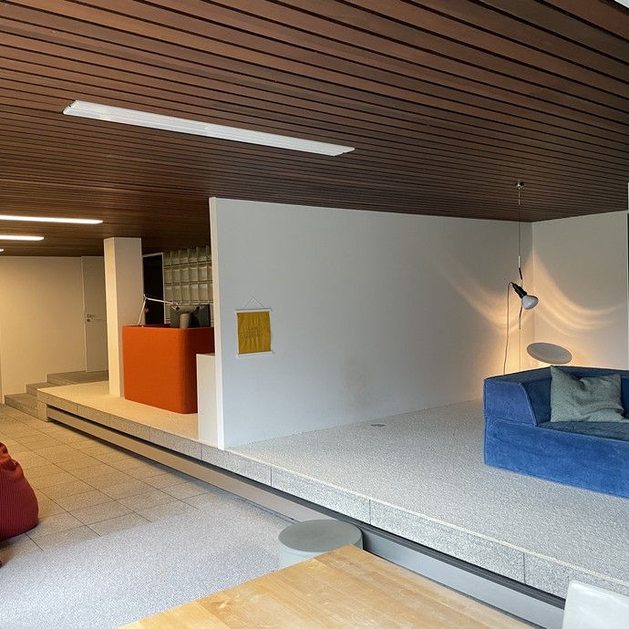 Büro und Jugendzimmer im ehemaligen Schwimmbad (vergrößerte Bildansicht wird geöffnet)