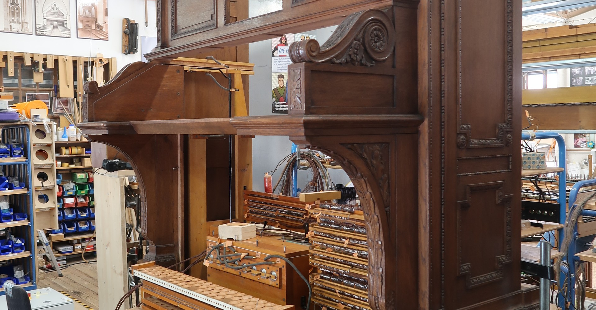 Orgel aufgebockt in der Restaurierungswerkstatt