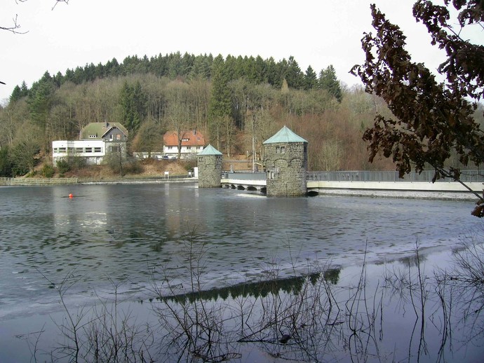 Blick über die Fürwiggetalsperre auf des Wärterhaus mit Nebengebäude, Foto: LWL/Hoebel