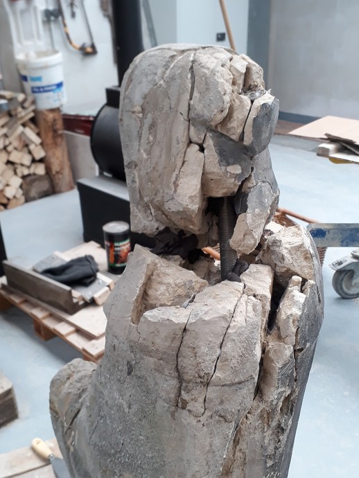 Rückseite der Figur des heiligen Sturmius während der Restaurierung (vergrößerte Bildansicht wird geöffnet)