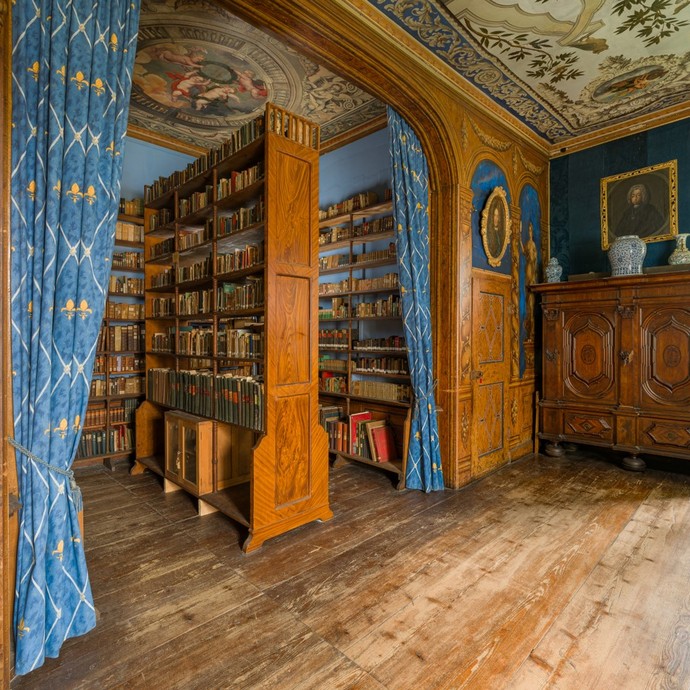 Auch die Bibliothek und die darin enthaltenen Bücher wurden zwischenzeitlich restauriert (vergrößerte Bildansicht wird geöffnet)