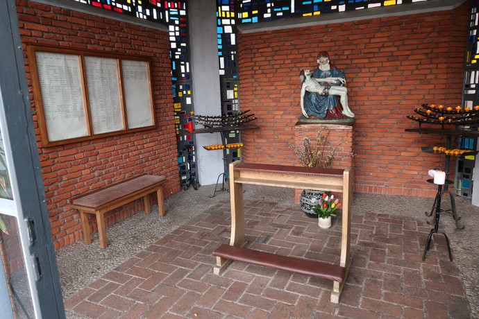 Blick in die Turmkapelle mit der Gedenktafel für die Unfalltoten.