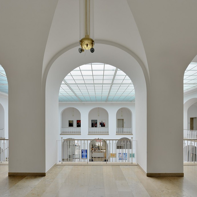 Galerie mit Bögen (vergrößerte Bildansicht wird geöffnet)