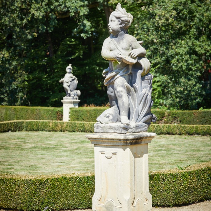 Putten im Barockgarten (vergrößerte Bildansicht wird geöffnet)
