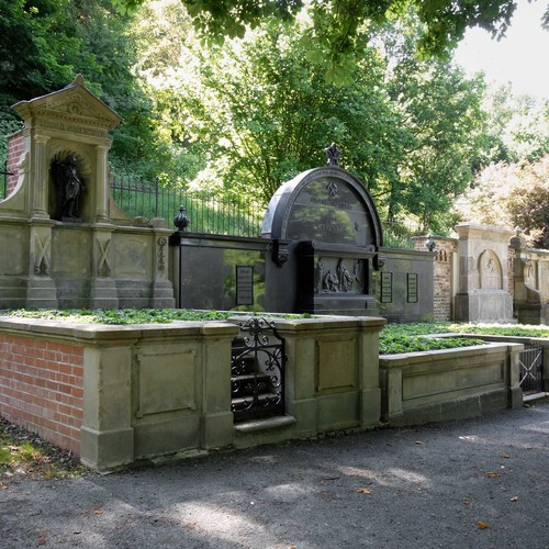 Gruftenweg Lindenberg-Friedhof in Siegen