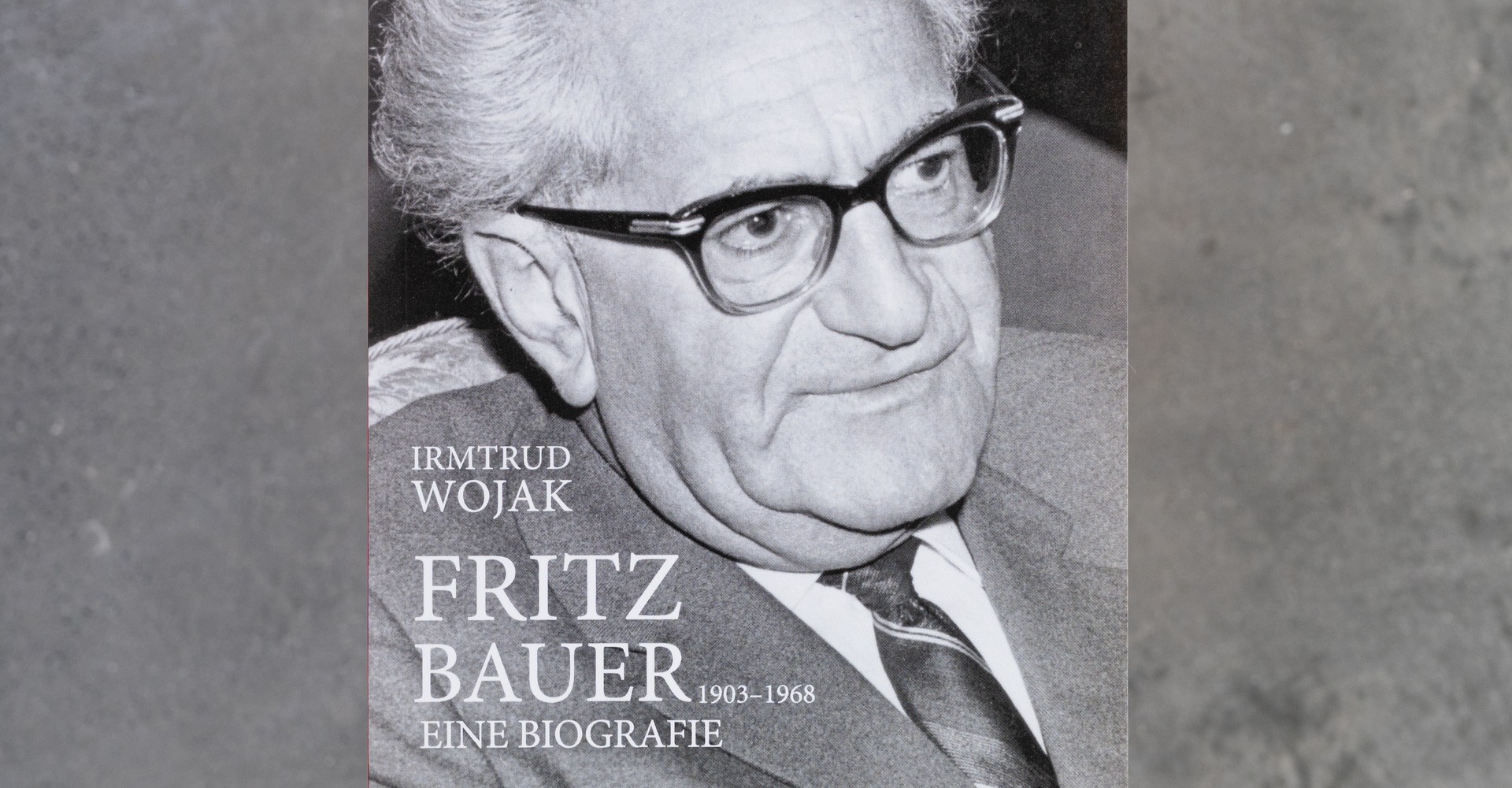 Cover der Biographie mit Portrait von Fritz Bauer