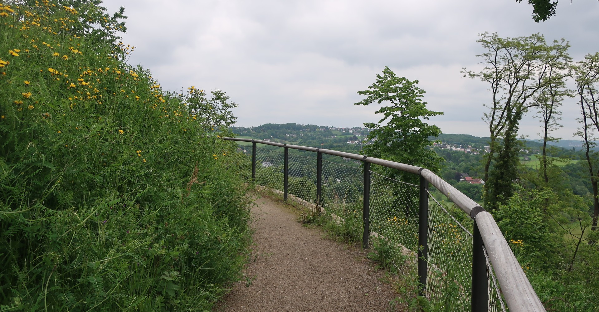 Der Schneckenberg im Gethmann'schen Garten. Der Weg windet sich spindelartig vom Fuß bis an die Spitze des Bergs