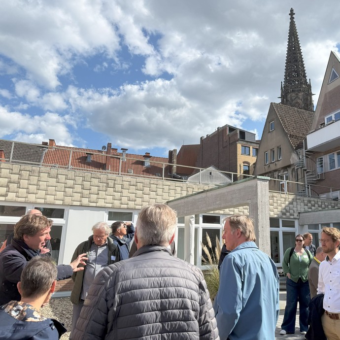 Auf der Dachterrasse des Volkswohl Bund-Hauses (vergrößerte Bildansicht wird geöffnet)