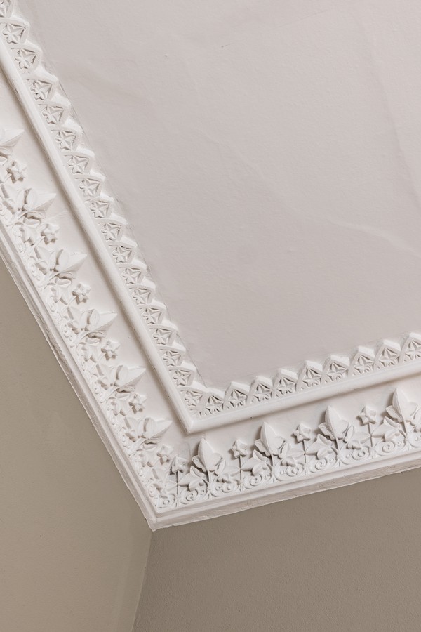 Detail der restaurierten Stuckdecke