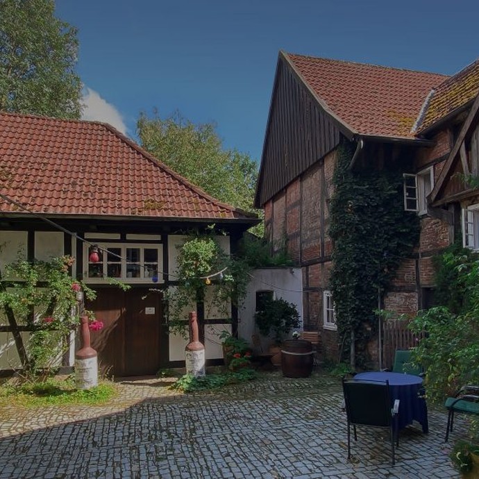 Hof mit Brennereigebäude, Wohnhaus und Speicher (vergrößerte Bildansicht wird geöffnet)