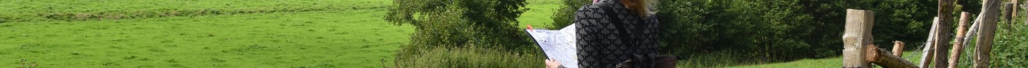 Mitarbeiterin beim Blick in die Landschaft
