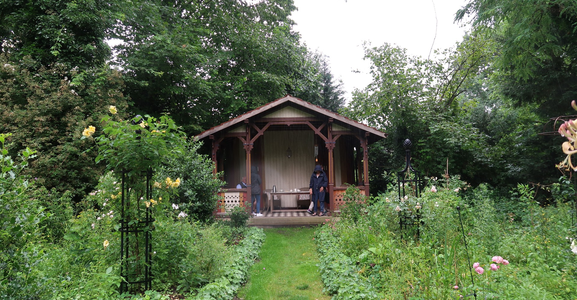 Blick auf den Garten mit Laube