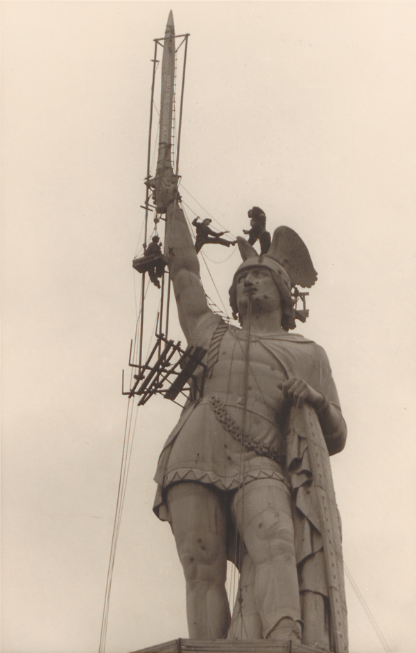 Arbeiter auf dem Denkmal bei der Sanierung 1952