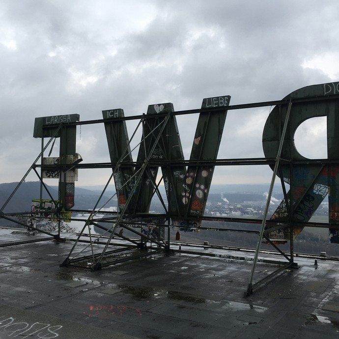 RWE Schriftzug vor der Sanierung (vergrößerte Bildansicht wird geöffnet)